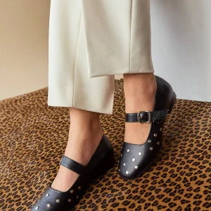 Zapato Cerrado en Cuero- Ref. Z-3219 Negro y Taches