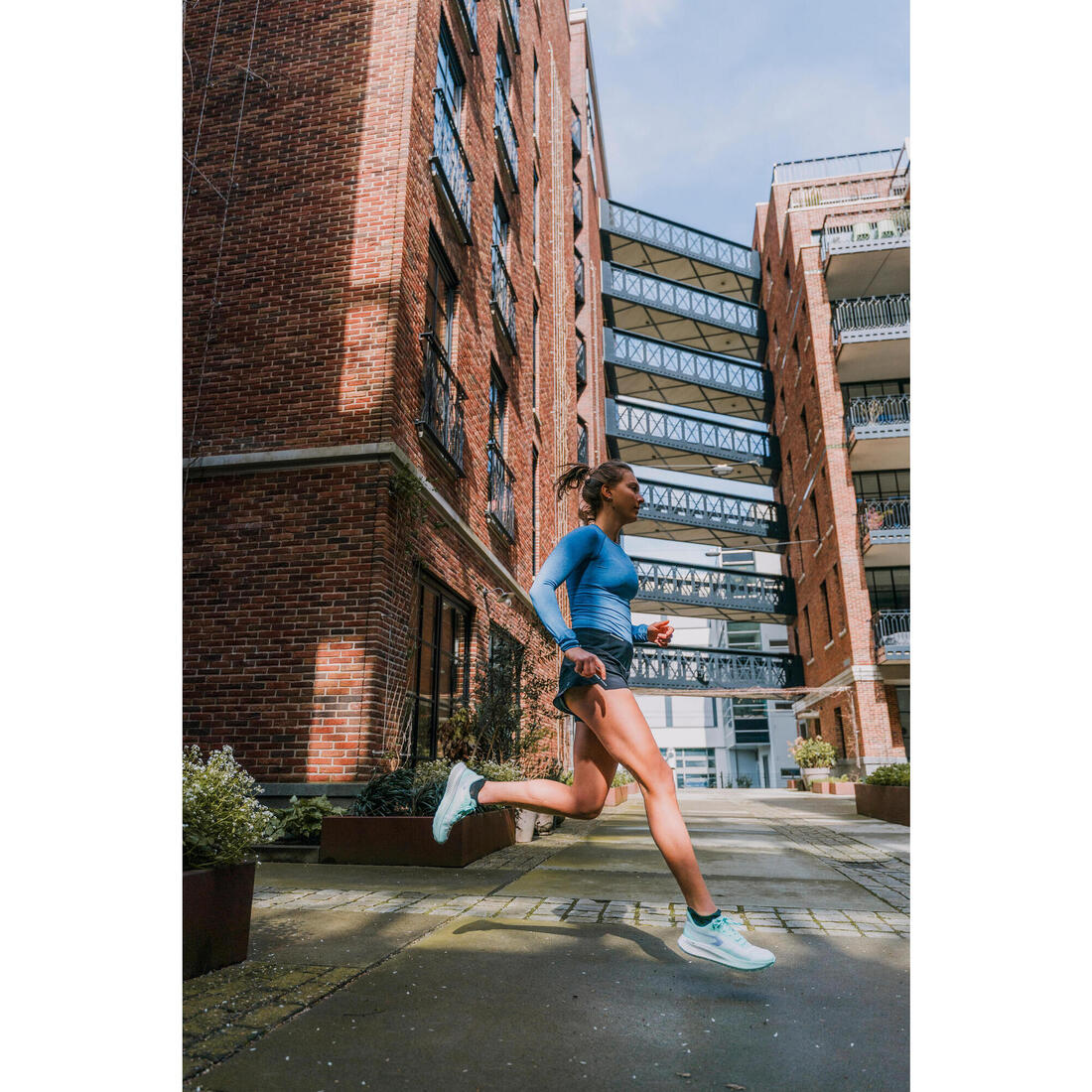 Camiseta running térmica transpirable Mujer Kiprun skincare azul oscuro - Imagen 8