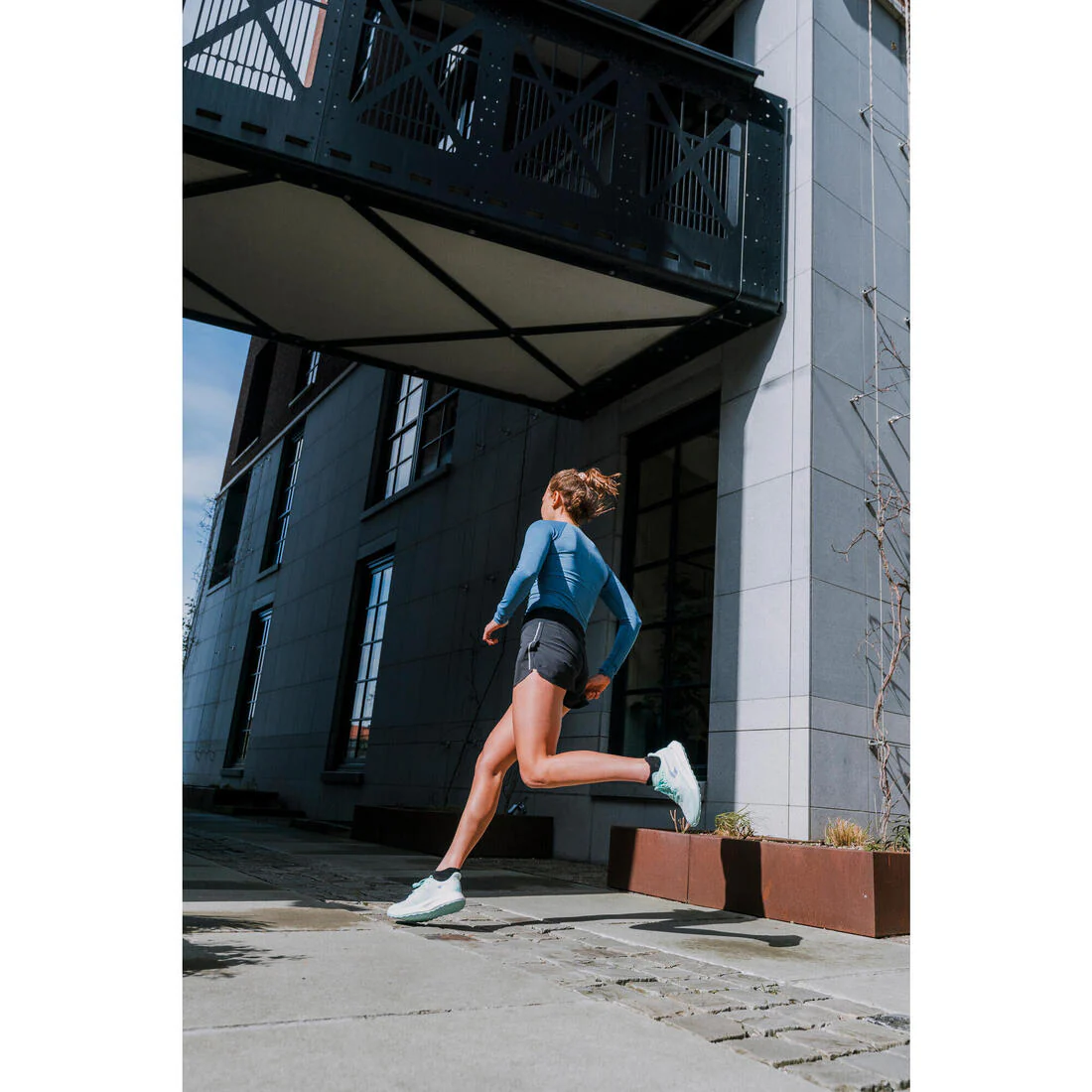 Camiseta running térmica transpirable Mujer Kiprun skincare azul oscuro - Imagen 9