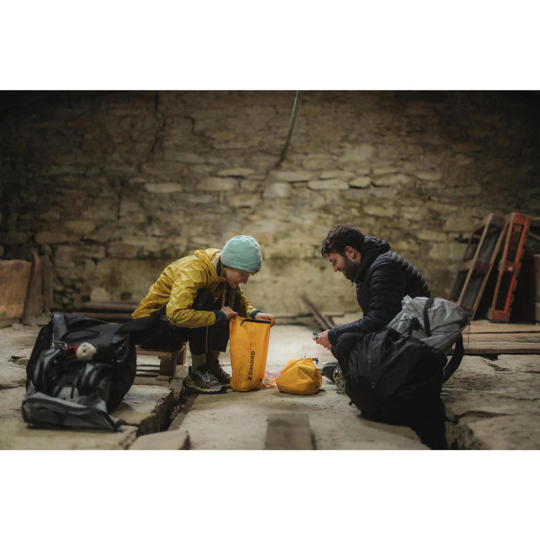 Funda impermeable de montaña y trekking 7l rolltop SImond UL - Imagen 8