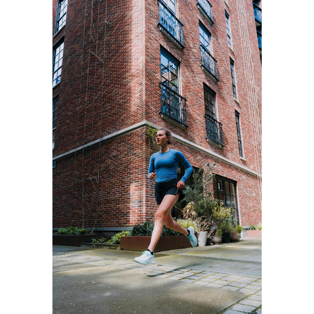 Camiseta running térmica transpirable Mujer Kiprun skincare azul oscuro - Imagen 7