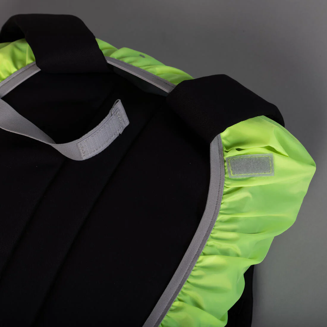 Cubremochila Impermeable Visibilidad Diurna/Nocturna Amarillo Fluorescente - Imagen 7